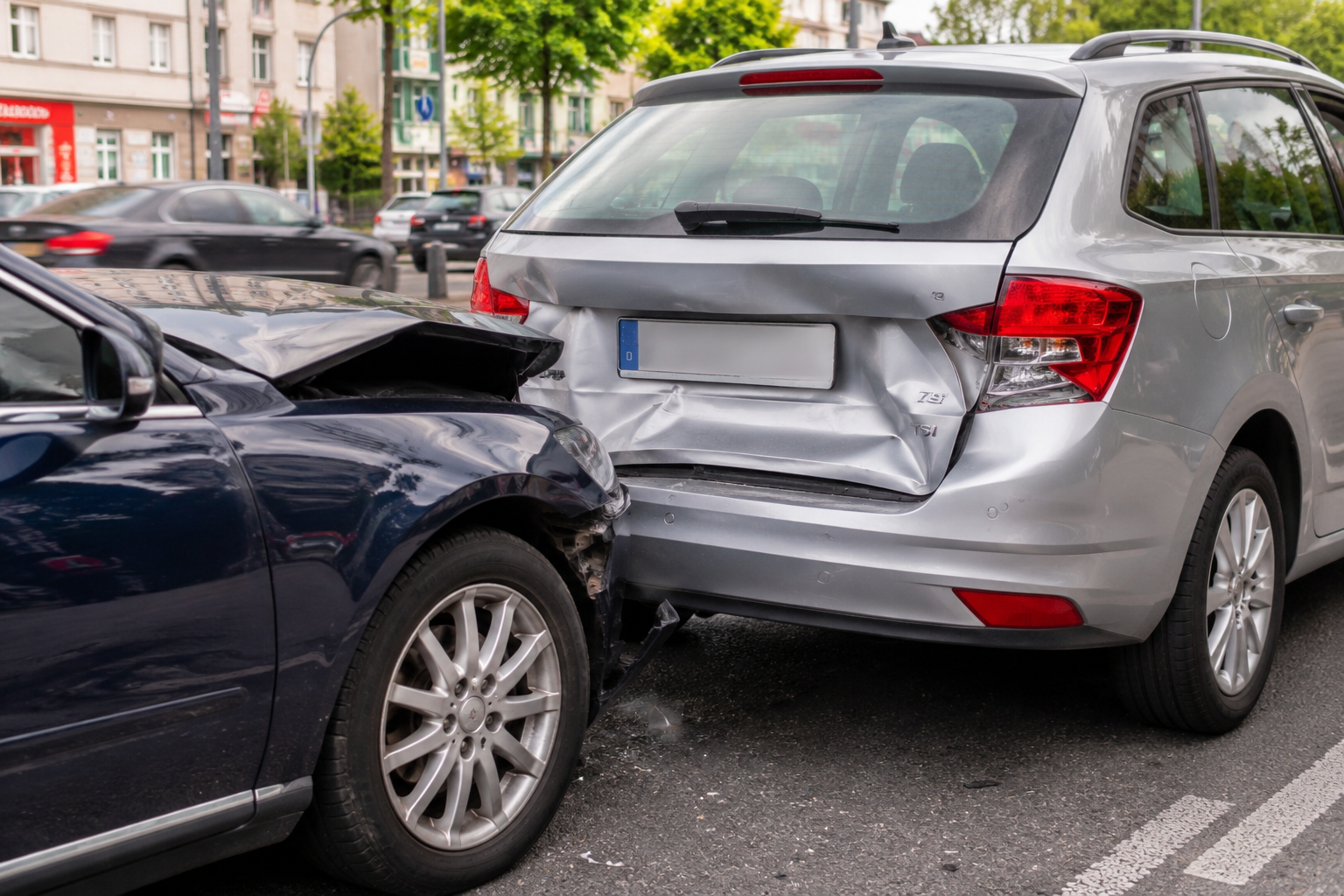 Beschädigtes Fahrzeug nach Auffahrunfall im Stadtverkehr von Brandenburg/Berlin Umgebung
